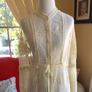 Beautiful delicate lace blouse..size S